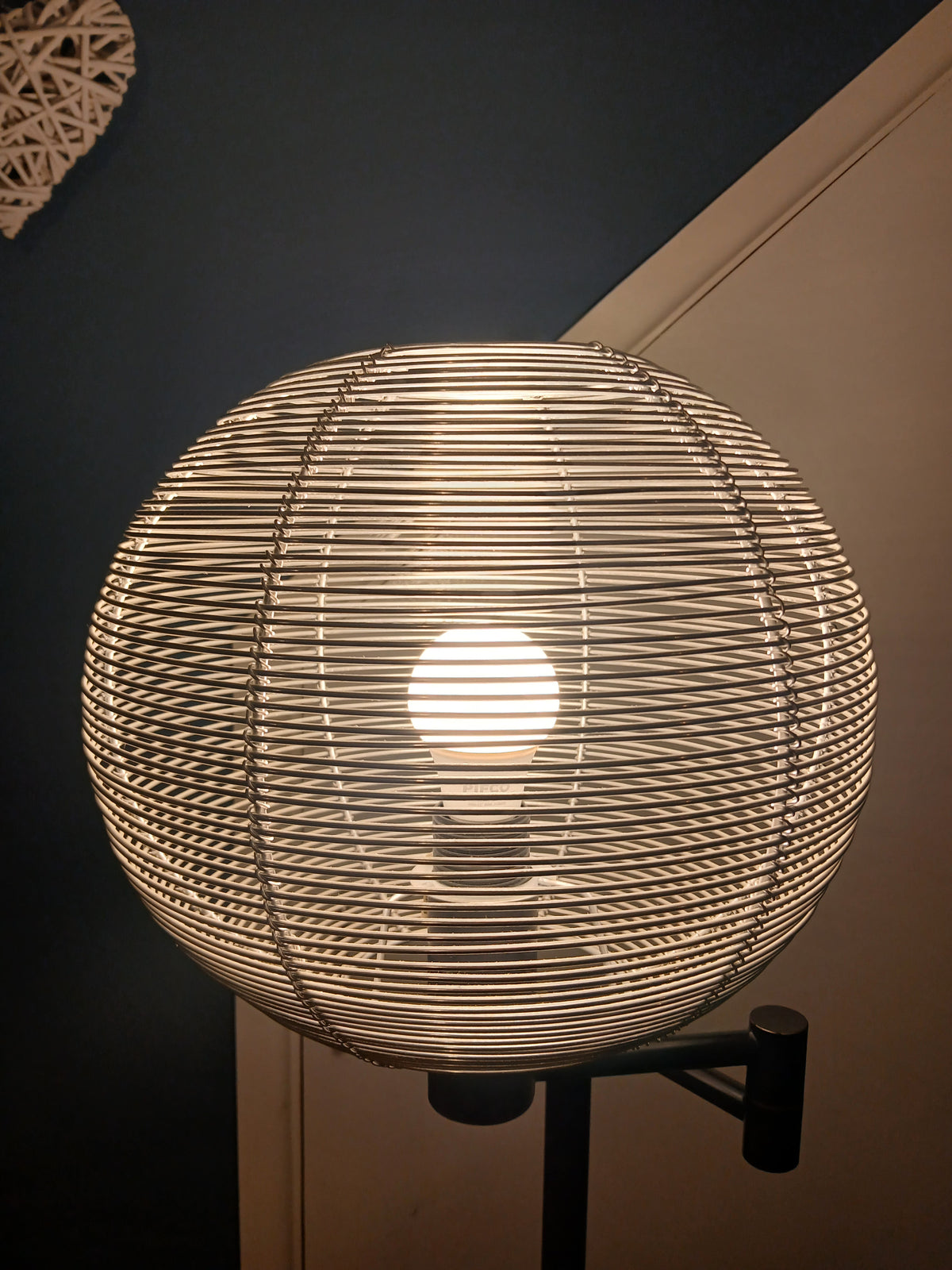 Wire cage sphere lamp shade